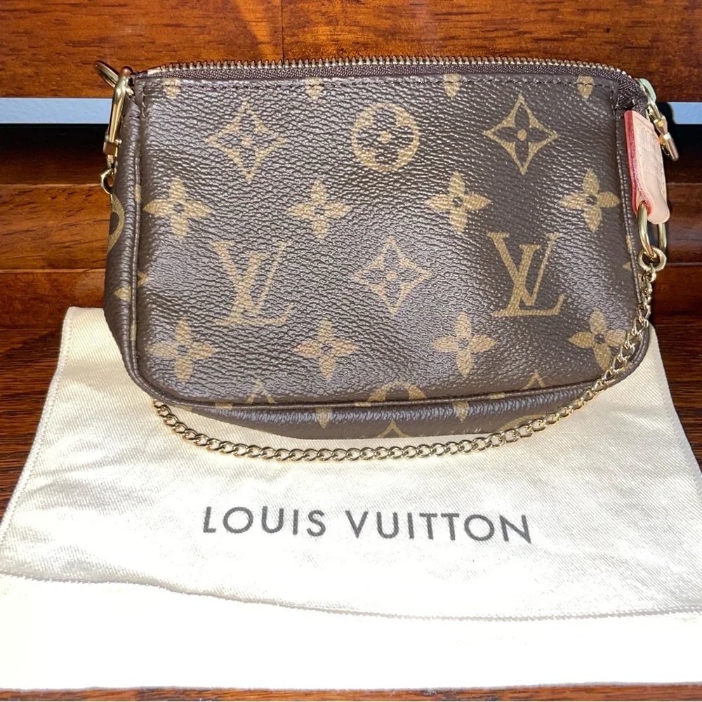 LV Mini Pochette that will make any wardrobe fabulous! - Picture 3 of 12